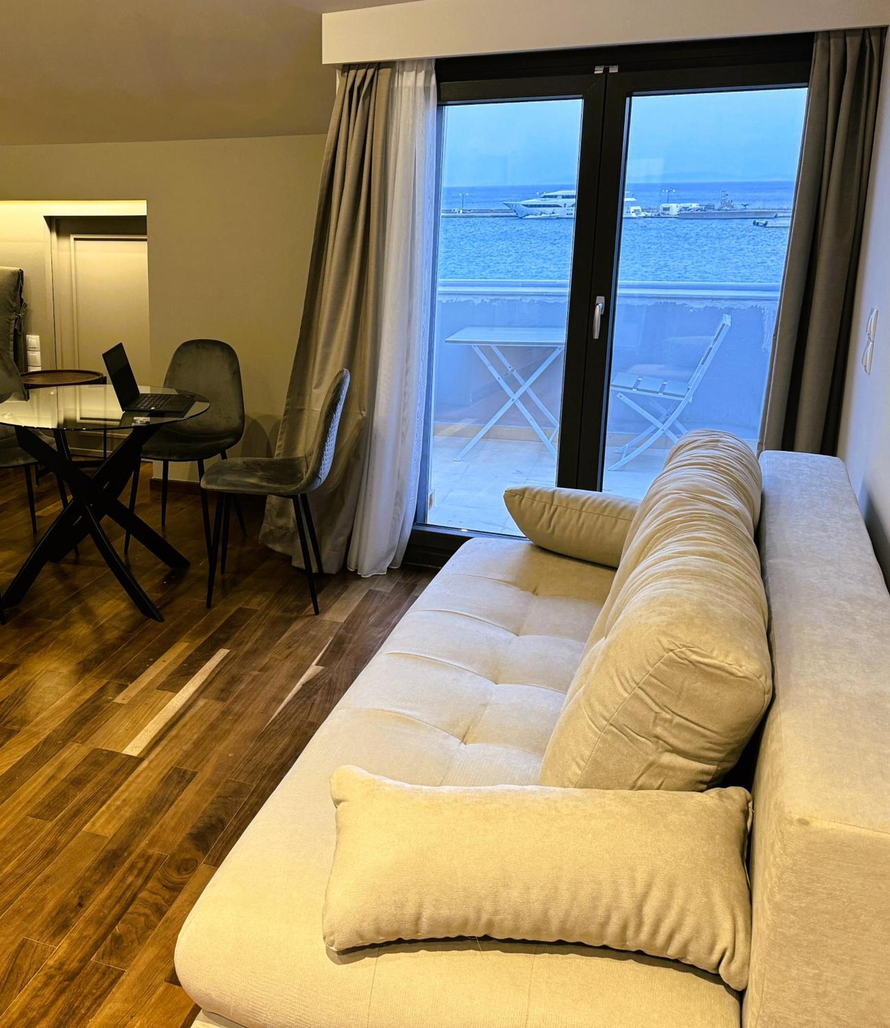 The Stonehouse At The Harbor Apartment